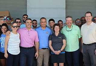 Donan un millón de dólares en equipos deportivos