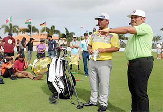 Una leyenda del béisbol en el "green"