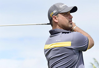 Rafa Campos carga la bandera boricua en el golf